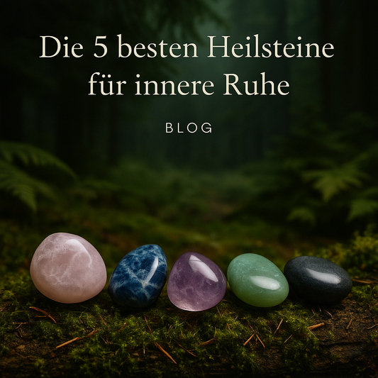 Fünf Heilsteine für innere Ruhe – Amethyst, Rosenquarz, Howlith, Chalcedon und Lepidolith auf einem natürlichen Untergrund